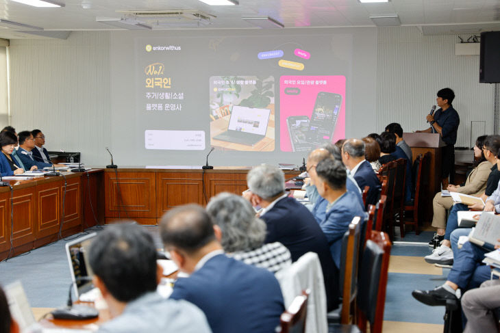 보도 1) 사업을 설명하고 있는 스타트업체 (2)