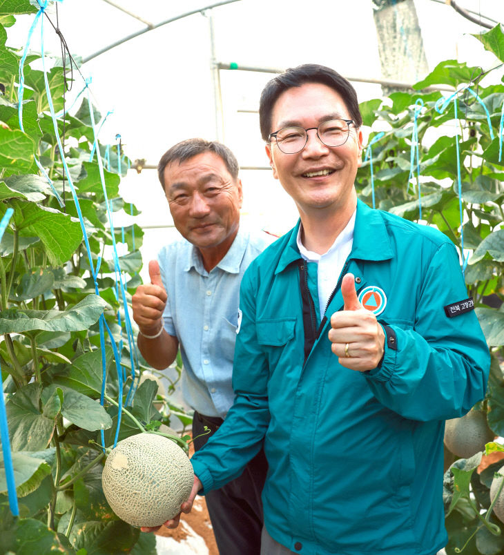 심덕섭 고창군수, 멜론 수확현장 방문