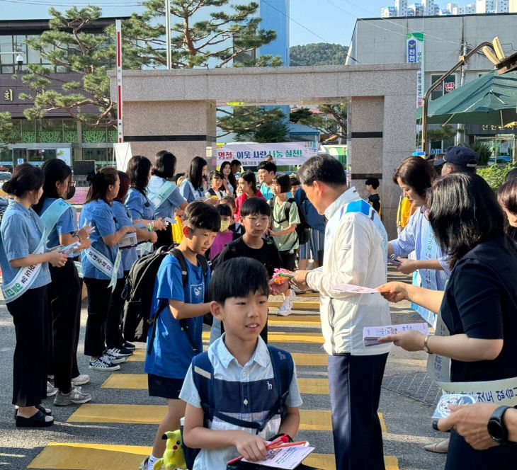 송기섭 군수 교통안전 및 딥페이크 근절 캠페인 실시