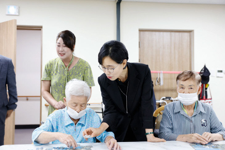 보도 3) 사회복지시설에 방문한 이혜옥 부군수 (1)