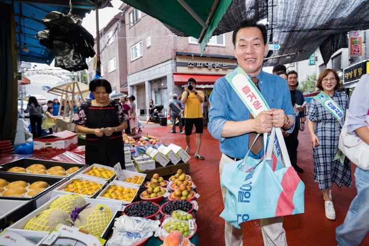 이재준 수원시장, 추석맞이 전통시장 장보기 ‘격려’