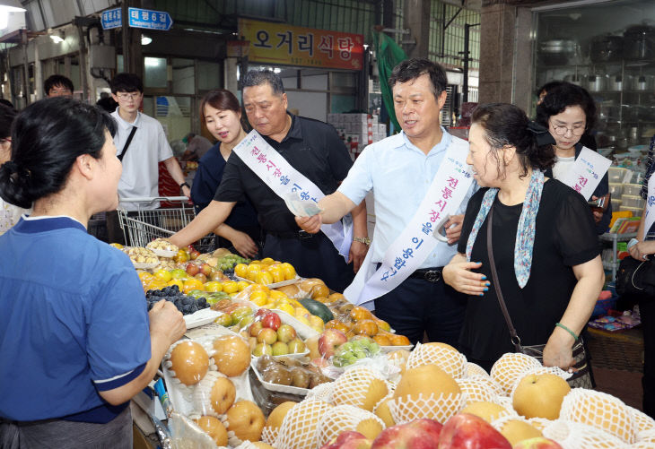 명절 맞아 전통시장 장보기와 나눔으로 온정 전해2