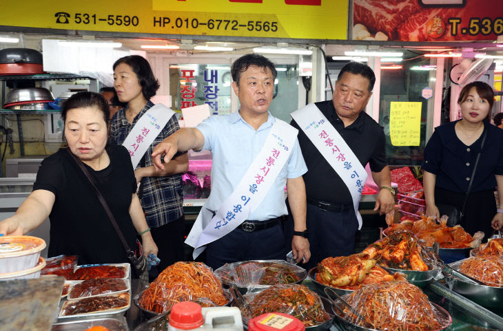 전통시장 장보기와 나눔으로 온정 전해4