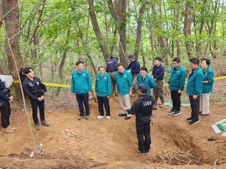 김재욱 군수 유해발굴 방문