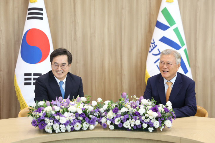 경기도청 예방, ‘문재인 전 대통령’ 김동연 경기지사 환담