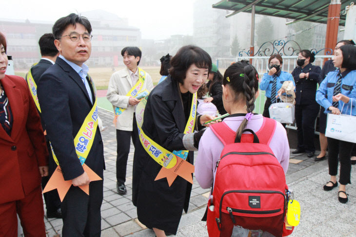 금산교육지원청, 어린이 등굣길 교통안전 캠페인 실시