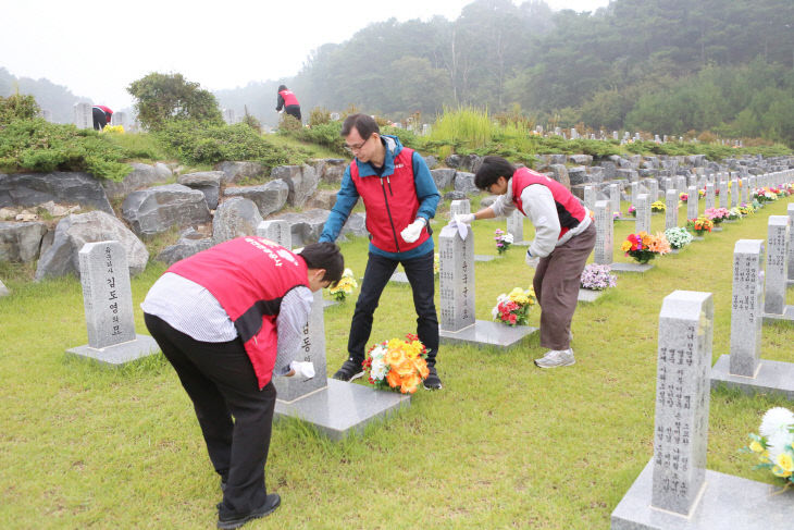 사진2(대전관광공사, 국립대전현충원 묘역정화 봉사활동 펼쳐!)