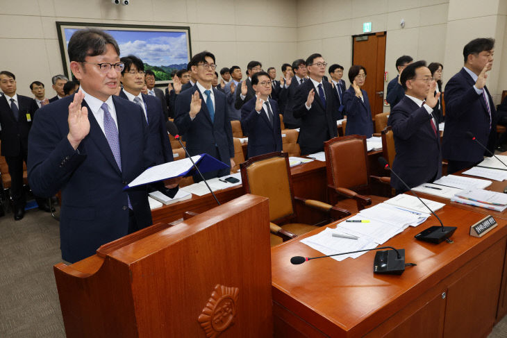 선서하는 권기섭 경제사회노동위원회 위원장<YONHAP NO-2540>