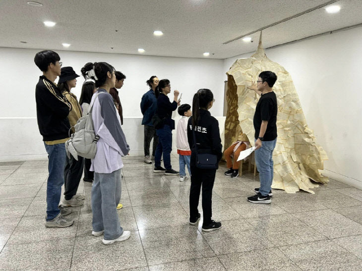 라이브러리 쉘터)을 설명하고 있다