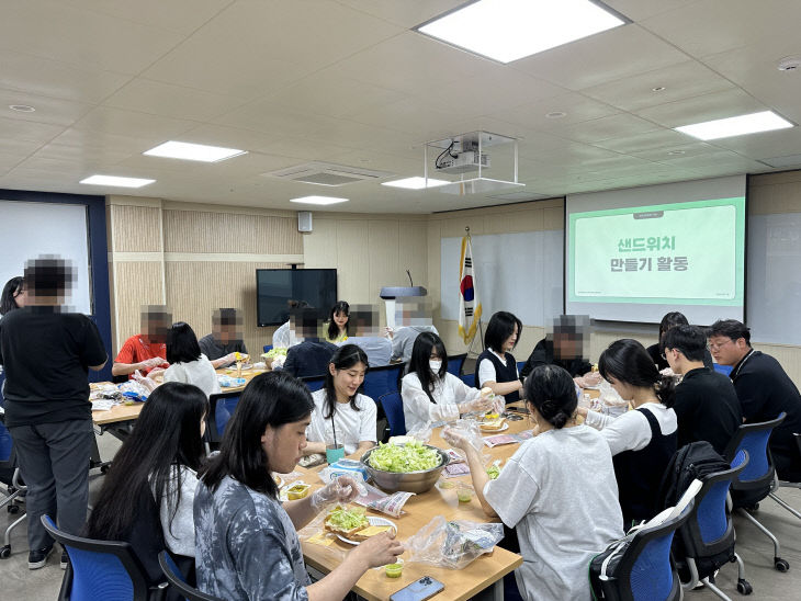 1. 보호대상자와 함께하는 사회성향상교육(샌드위치 만들기)