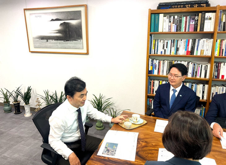 심덕섭 고창군수가 16일 안규백 국회의원과 면담하고