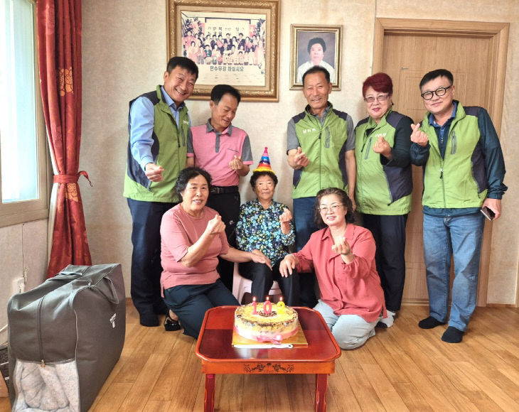 [보도사진]상하면, 우리마을 어르신 생신 축하 릴레이