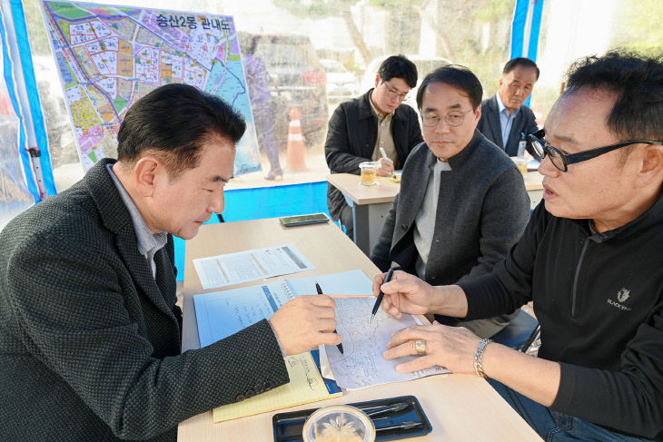 김동근 의정부시장, 송산2동주민센터에서 현장시장실 열고 시민