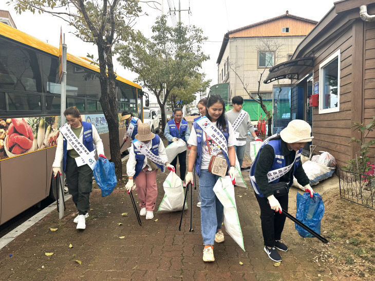 외국인계절근로자 길거리 청소(2)