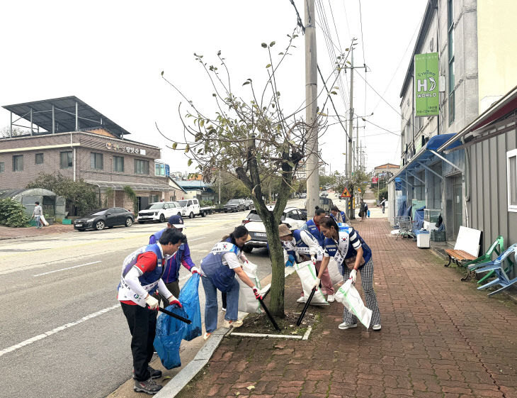 외국인계절근로자 길거리 청소(1)