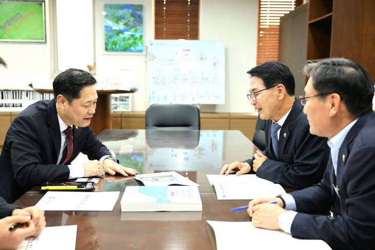 면담하고 독립운동 서훈신청서를 전달하고 있다