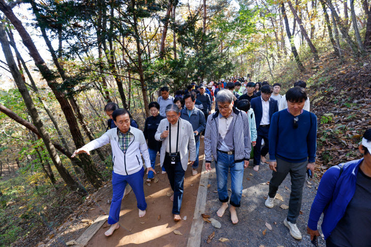 보도 1) 맨발 숲길은 걷는 김문근 군수