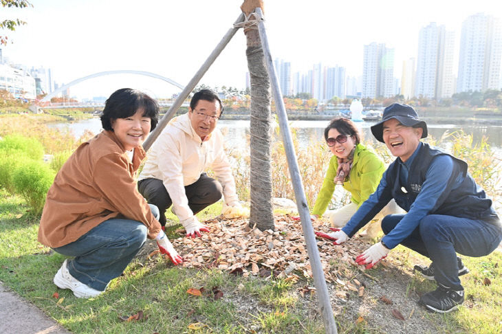 하남시, 미사호수공원 ‘내 나무 비료 주기’ 행사