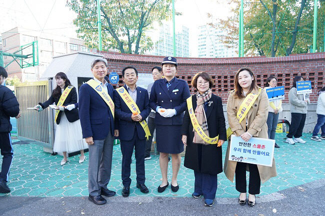 의정부시의회 김 연균 의장, 발곡 중학교 '교통안전 캠페인' 참