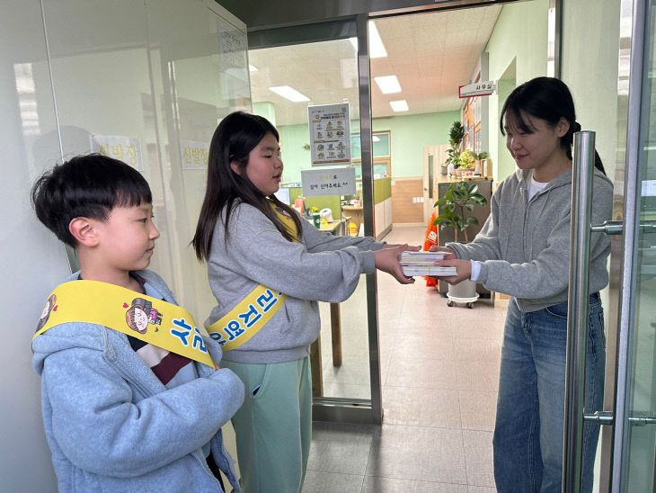 아동이 직접 만든 유엔아동권리협약 설명서 배포