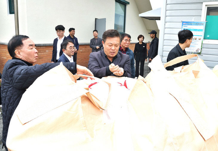 공공비축미 매입 현장 방문해 농업인 격려 (1)