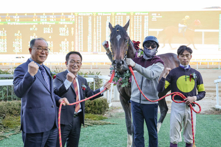 과천시장배 우승의 원평스톰과 경주마 관계자들