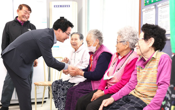 [자료사진] 심덕섭 고창군수, 가정의달 경로당 방문