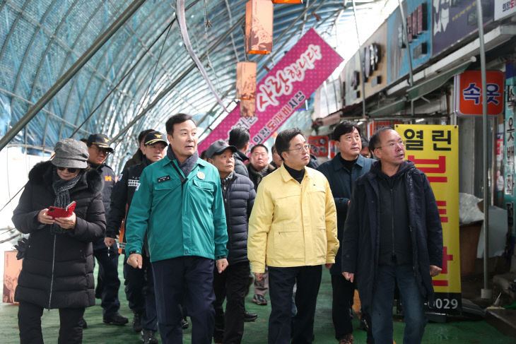 의왕도깨비시장 ‘폭설’로 천장그늘막 붕괴사고 복구 총력