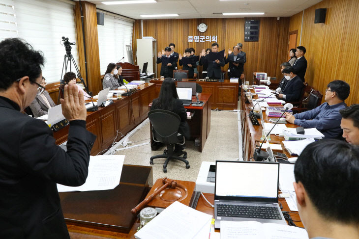 김총회 경제개발국장과 부서장들이 증인선서를 하고 있다 (1)