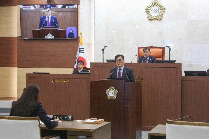 시정연설을 하고 있는 김기웅 서천군수