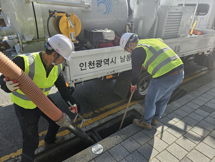 (1-2) 남동구, ‘빗물받이 전용 준설차’ 활용 빗물받이 대청소