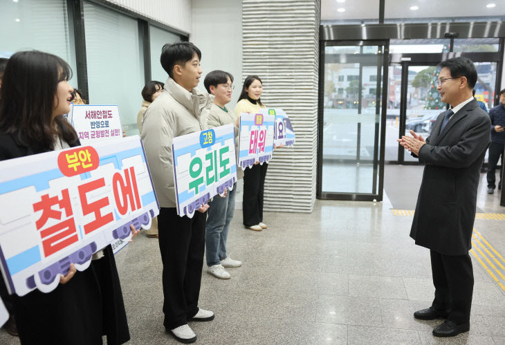 반영 촉구 서명운동 관계자들을 격려하고 있다