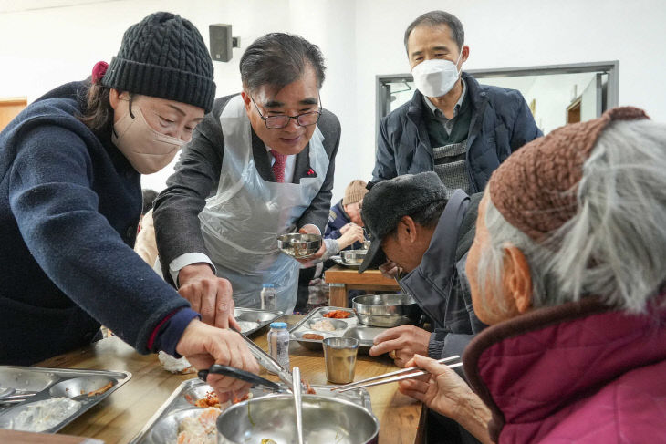 무료경로식당에서 배식 봉사를 하고 있는 김기웅 서천군수