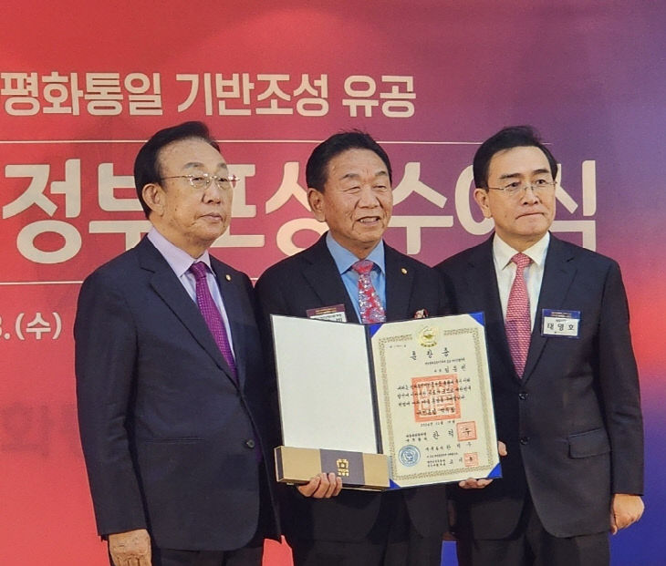 4.임응빈 협의회장 수상 기념촬영
