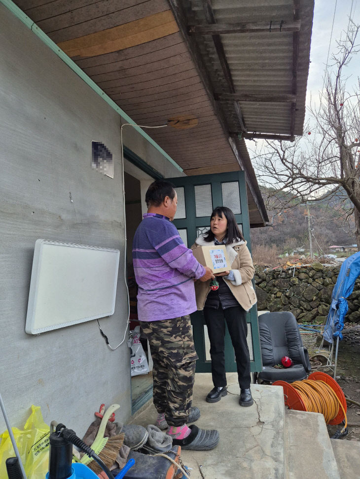 보도 2) 겨울나기 방한용품을 전달하고 있는 군 관계자