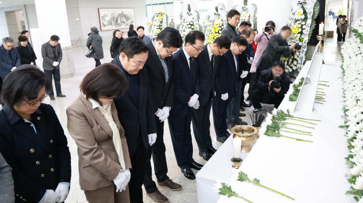 2024.12.30 제주항공 여객기 사고 합동분향소 조문-1