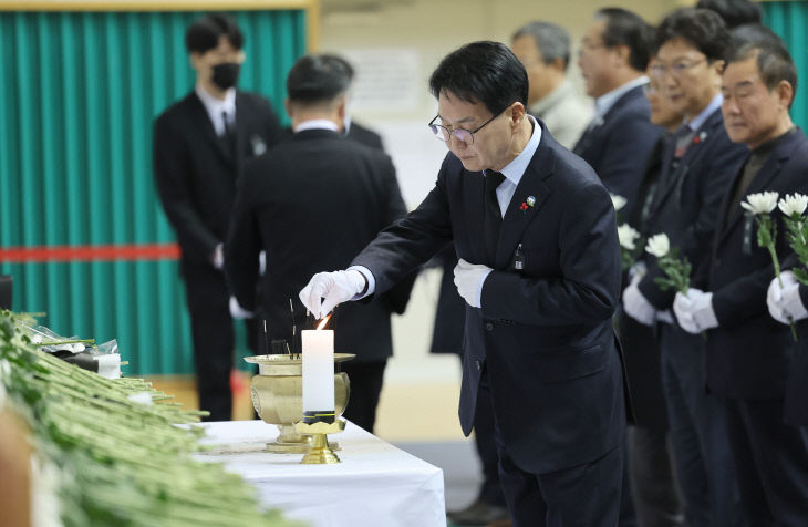 심덕섭 고창군수, 무안 제주항공 여객기 참사 분향