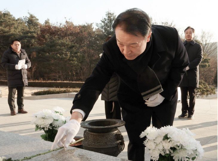 임태희 경기도교육감, 2025 첫 공식 일정 ‘현충탑’ 참배.