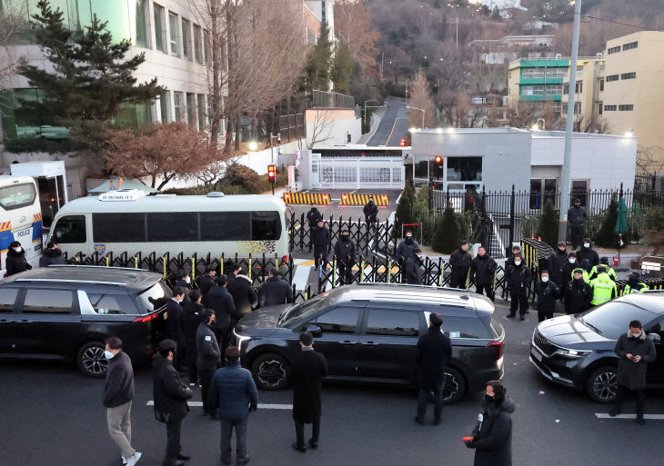 한남동 관저 앞 대기 중인 공수처 차량<YONHAP NO-1347>