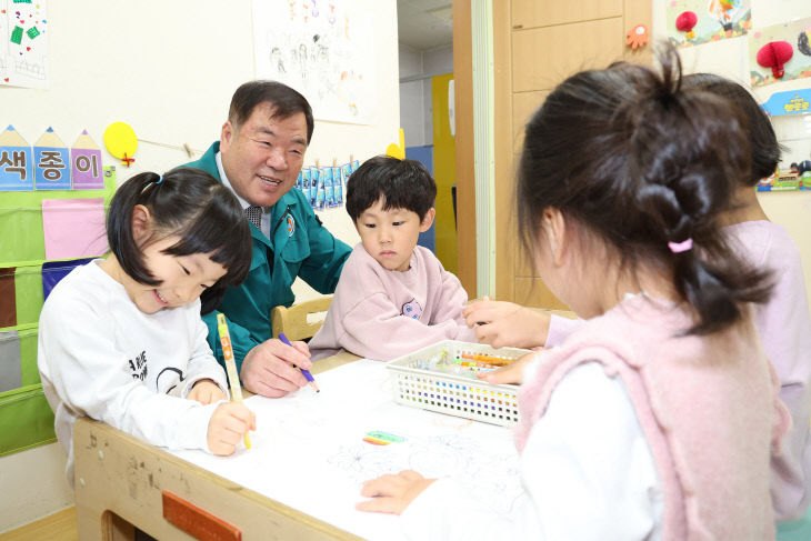 어린이집 일일 보조교사로 나선 이승화 산청군수