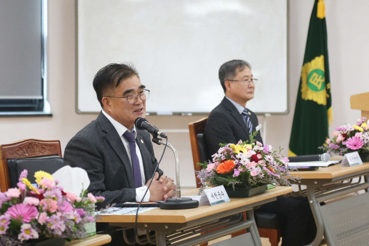 김기웅 서천군수가 군민과의 대화에서 인사말을 하고 있다