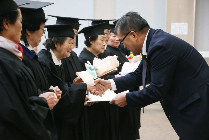 학력인정 문해교육 수료증을 받는 수강생들