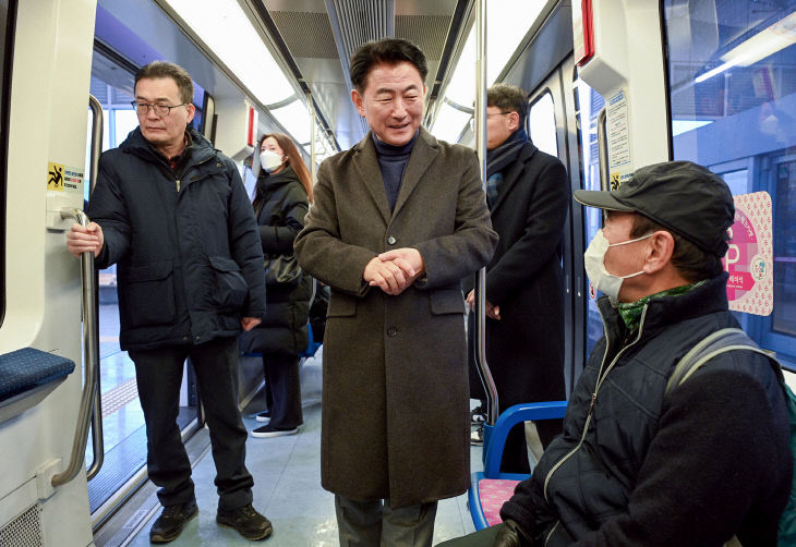 김동근 의정부시장, 출근길 경전철 타고 시민 의견 청취