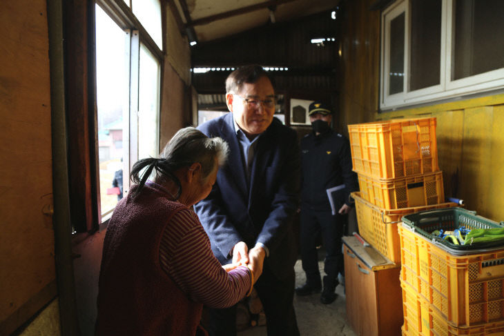 1.15. 아산소방서, 설 명절 대비 화재취약가구 방문