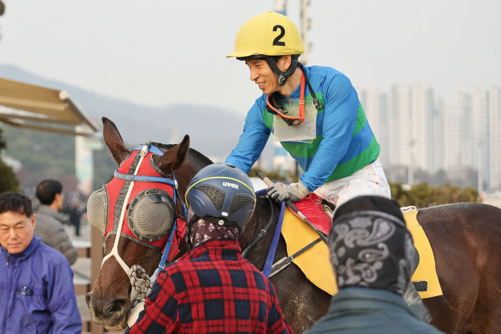 23년 12월 10일 MBN배 우승의 록임팩트와 문정균 기수