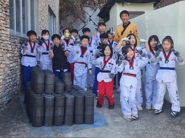 0117 동아대 태권스쿨 수련생, 함안군 칠서면에 연탄 나눔