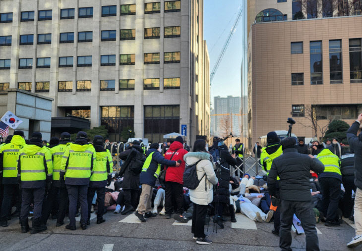 경찰, 서부지법 앞 점거농성 시위대 강제해산 시작