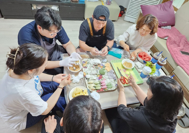 가족이 함께 빚은 송편