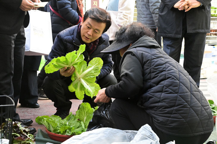 진주시,‘설맞이 전통시장 장보기’로 민생현장 소통 나서