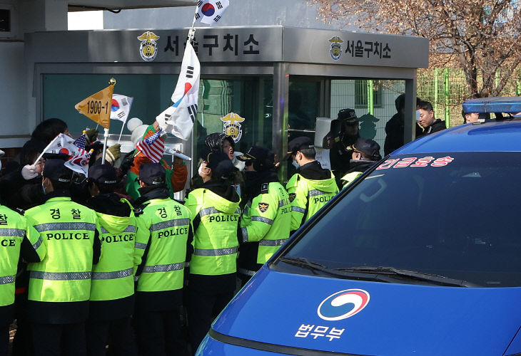 호송차 향해 태극기 흔드는 윤석열 대통령 지지자들